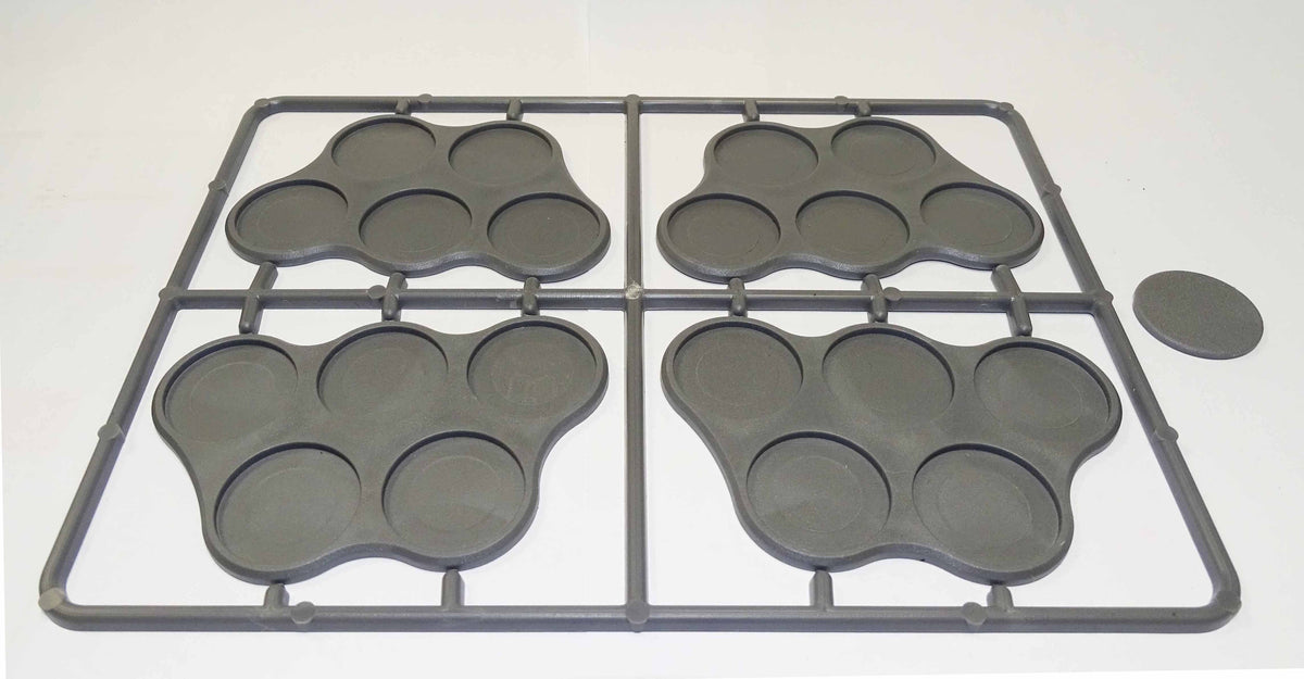 Set di basi in plastica da 8. Vassoi di movimento Schermaglia per basette rotonde da 25 mm.